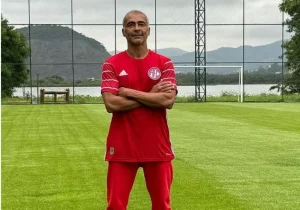 Will Brazilian player Romário return to the pitch at the age of 58?